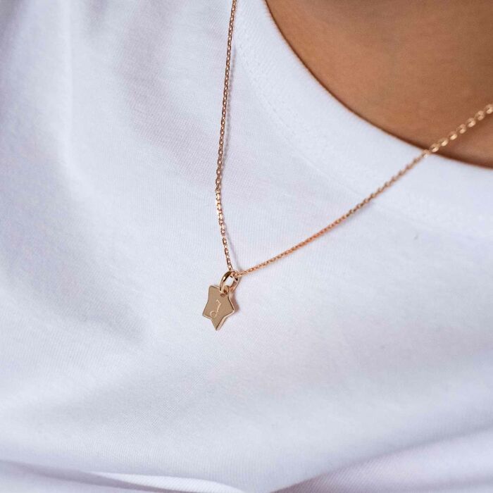 Pendentif enfant personnalisé initiale médaille gravée plaqué or étoile 12 mm - porté