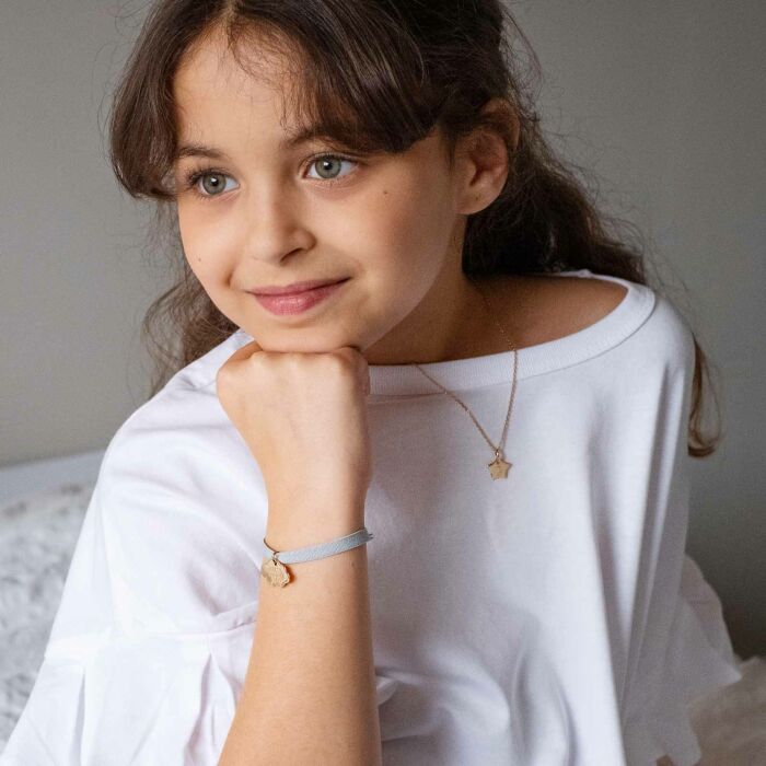 Pendentif enfant personnalisé initiale médaille gravée plaqué or étoile 12 mm - porté