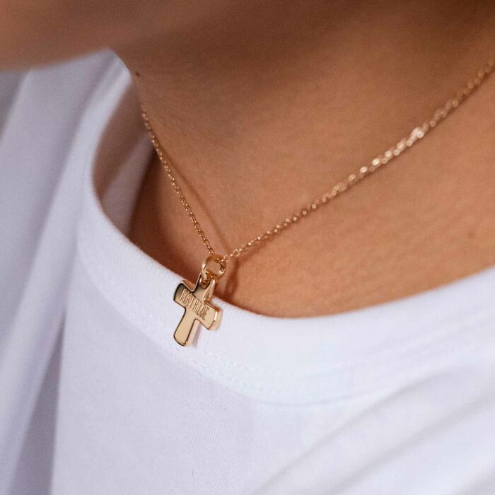 Pendentif enfant personnalisé prénom médaille gravée plaqué or croix 15x13 mm - porté zoom