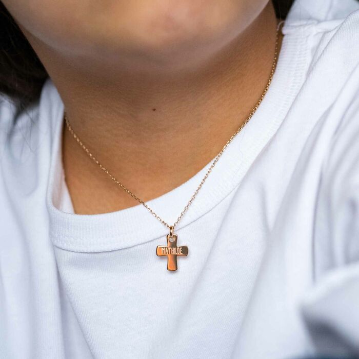 Pendentif enfant personnalisé prénom médaille gravée plaqué or croix 15x13 mm - porté prénom