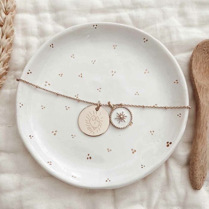 Pendentif personnalisé médaille gravée plaqué or 19 mm et breloque email blanc soleil 14 mm - ambiance