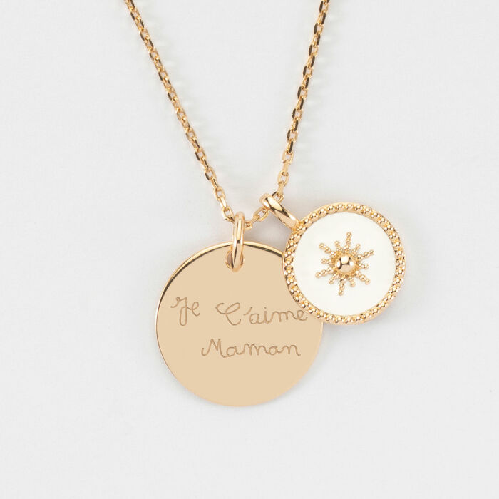 Pendentif personnalisé médaille gravée plaqué or 19 mm et breloque email blanc soleil 14 mm - texte manuscrit maman
