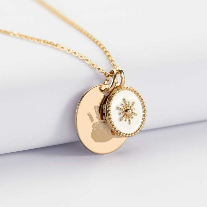 Pendentif personnalisé médaille gravée plaqué or 19 mm et breloque email blanc soleil 14 mm - empreinte