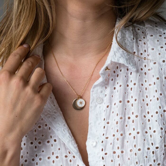 Pendentif personnalisé médaille gravée plaqué or 19 mm et breloque email blanc soleil 14 mm - porté zoom ambiance