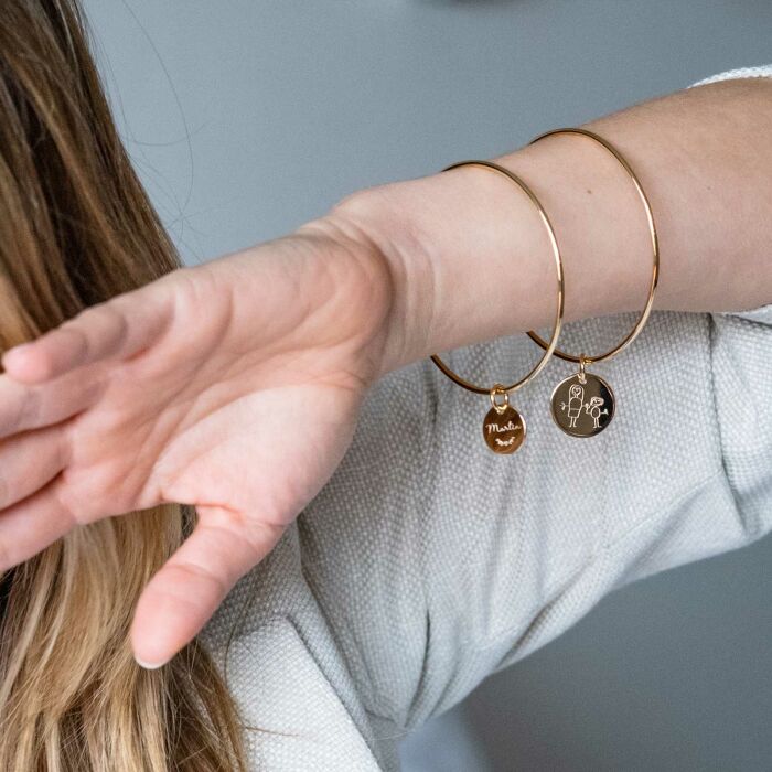 Bracelet personnalisé jonc plaqué or médaille gravée 19 mm porté - bracelet prénom et dessin