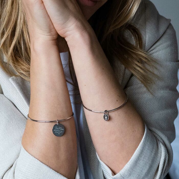 Bracelet personnalisé jonc argent médaille gravée initiale 10 mm - texte manuscrit gravé