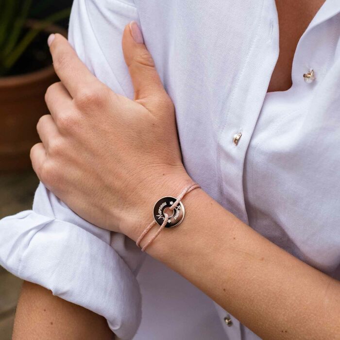 Bracelet personnalisé cordon pailleté médaille gravée argent cible 20 mm porté maman