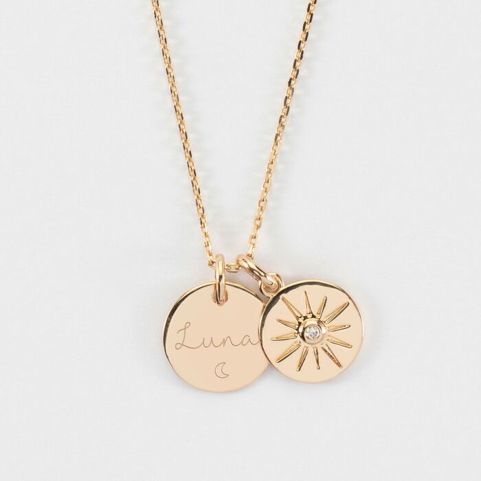 Pendentif personnalisé médaille gravée plaqué or 15 mm et breloque soleil scintillant 14 mm - texte picto