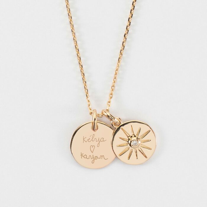 Pendentif personnalisé médaille gravée plaqué or 15 mm et breloque soleil scintillant 14 mm - prénoms manuscrits