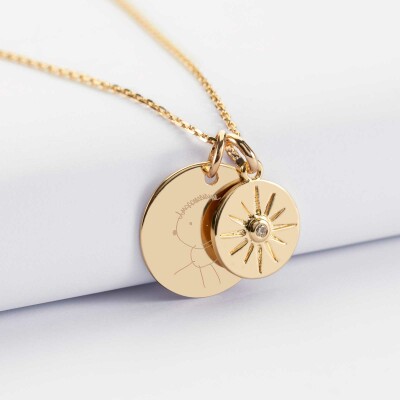 Pendentif personnalisé médaille gravée plaqué or 19 mm et breloque soleil scintillant 14 mm dessin