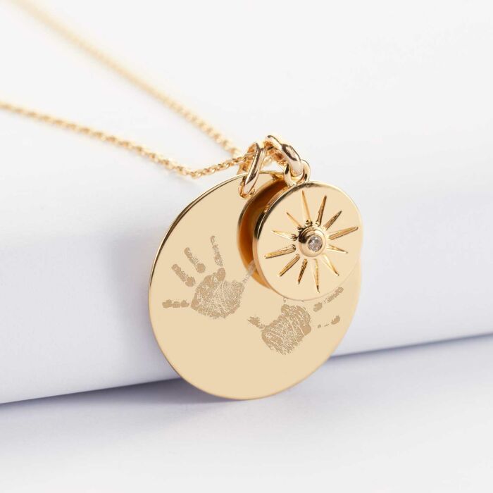 Pendentif personnalisé médaille gravée plaqué or 27 mm et breloque soleil scintillant 14 mm - empreintes