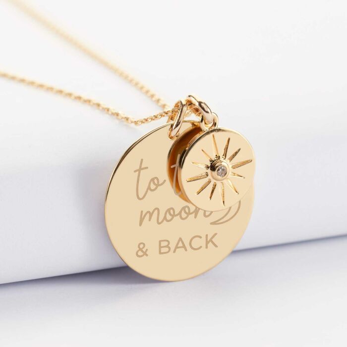 Pendentif personnalisé médaille gravée plaqué or 27 mm et breloque soleil scintillant 14 mm - illustration