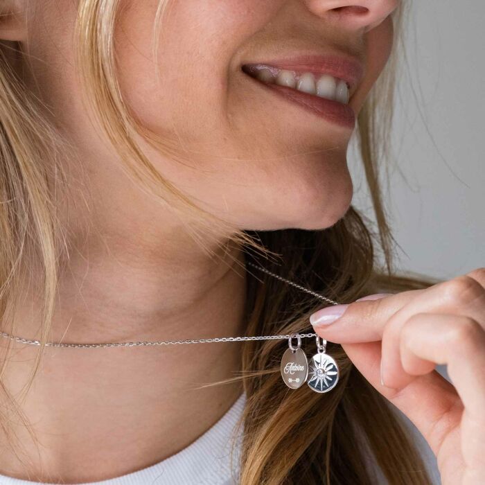 Pendentif personnalisé médaille gravée argent 15 mm et breloque soleil scintillant 14 mm - porté prénom gravé