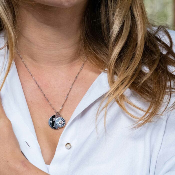 Pendentif personnalisé médaille gravée argent 19 mm et breloque soleil scintillant 14 mm - porté zoom