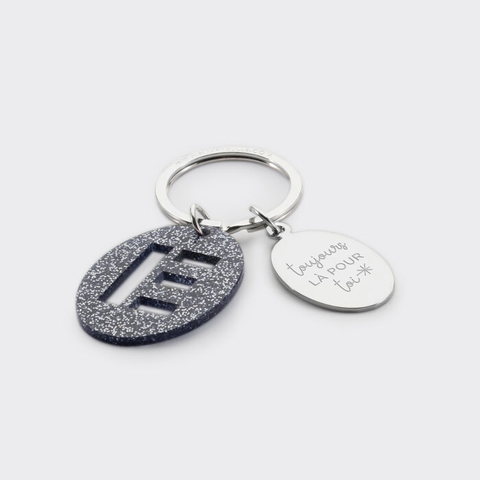 Porte-clés personnalisé médaille gravée ovale acier et breloque initiale acrylique pailleté bleu nuit - illustration