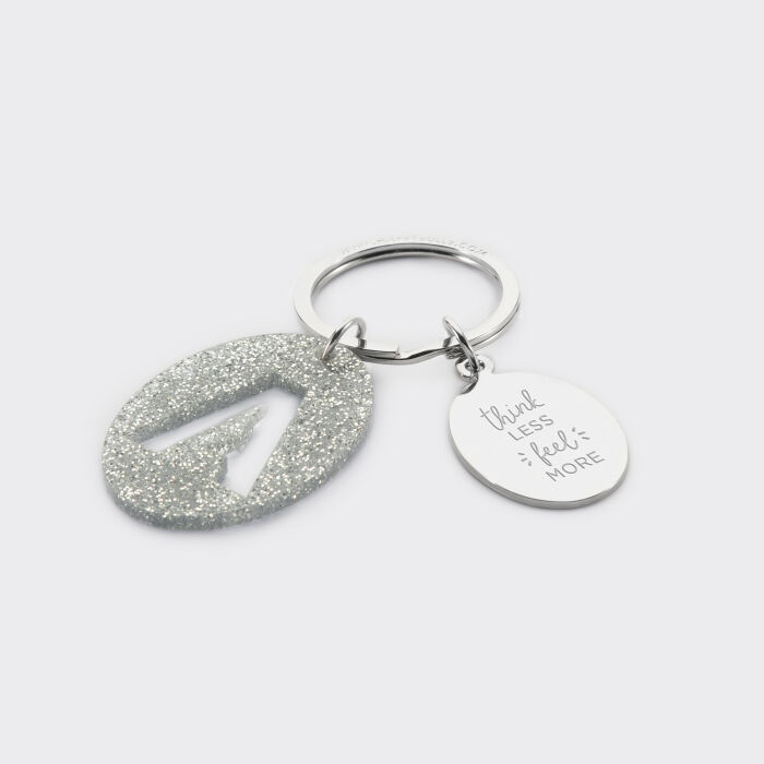 Porte-clés personnalisé médaille gravée ovale acier et breloque initiale acrylique pailleté argenté - illustration