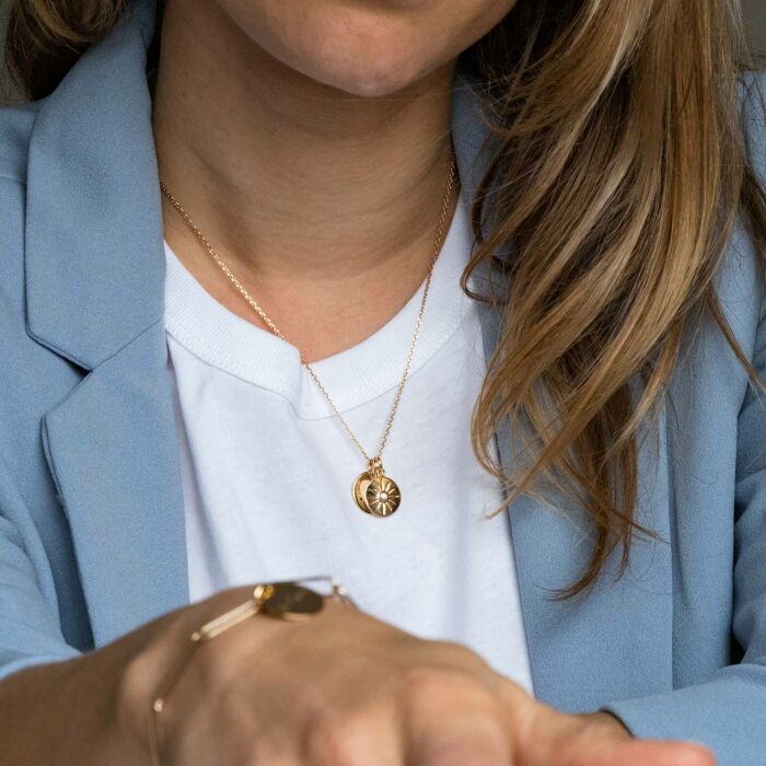 Pendentif personnalisé médaille gravée plaqué or 15 mm et breloque soleil scintillant 14 mm - empreinte gravée