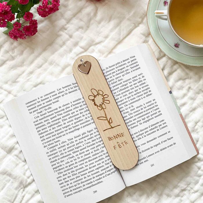 Marque page personnalisé bois gravé avec breloque cœur acrylique miroir - ambiance livre
