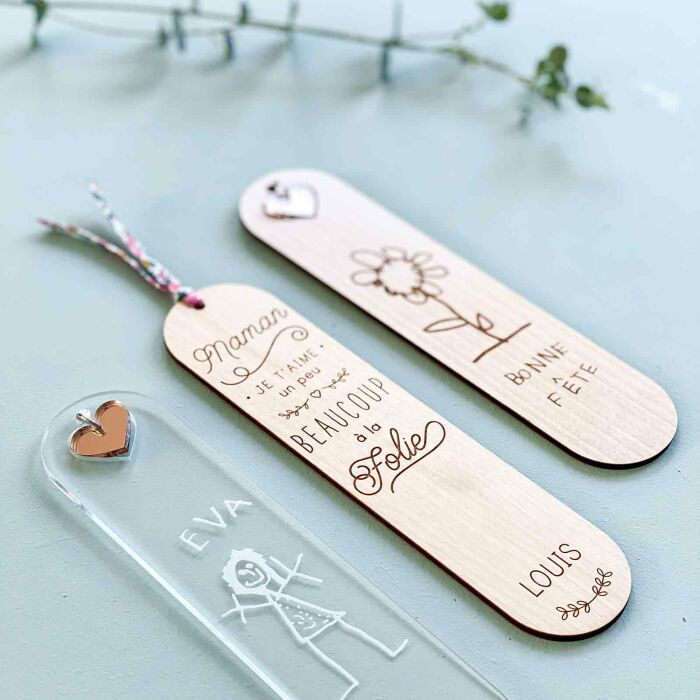 Marque page personnalisé bois gravé avec breloque cœur acrylique miroir - ambiance