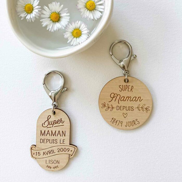 Porte-clés personnalisé gravé bois médaille ovale 58x43 mm - "Super maman depuis" ambiance