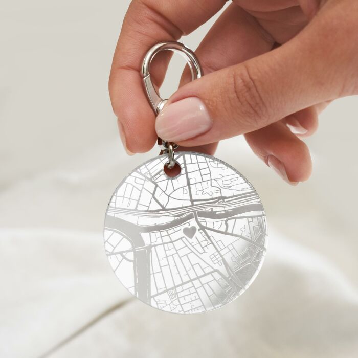 Porte-clés personnalisé gravé acrylique miroir argent médaille ronde 50 mm "Geo map" - ambiance