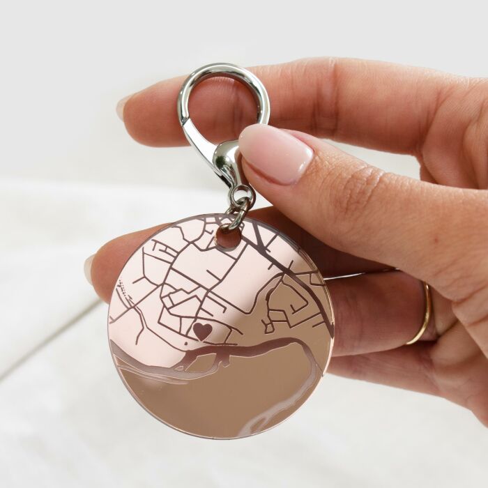 Porte-clés personnalisé gravé acrylique miroir rose gold médaille ronde 50 mm "Géo map" - ambiance