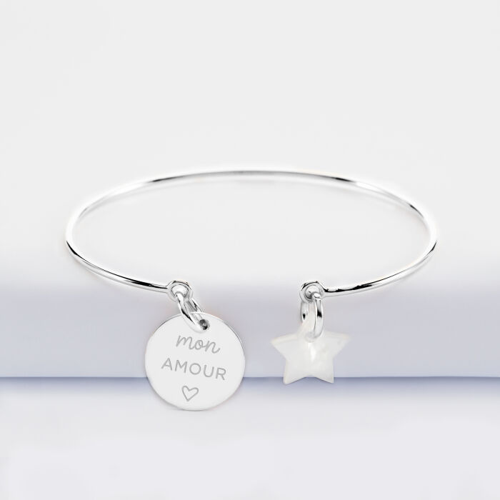 Bracelet personnalisé jonc argent ouvert médaille gravée 15 mm et breloque nacre 10 mm - illustration