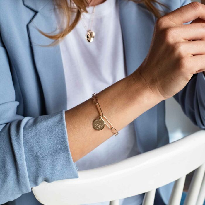 Bracelet personnalisé grandes mailles médaille gravée plaqué or 15 mm - HappyBulle x Mon petit Léon - ambiance