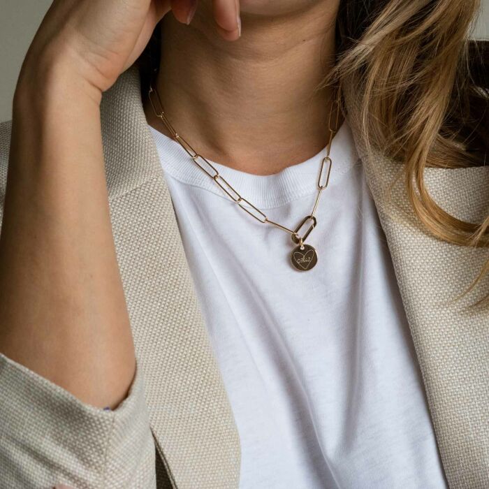 Collier personnalisé grandes mailles mousqueton médaille gravée plaqué or 15 mm - HappyBulle x Mon petit Léon - ambiance