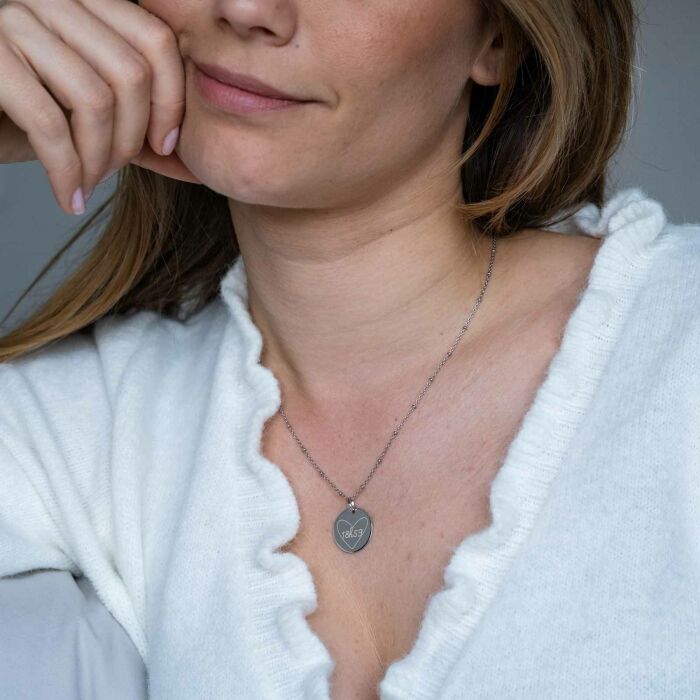 Pendentif personnalisé médaille gravée argent 19 mm - HappyBulle x Mon petit Léon - ambiance