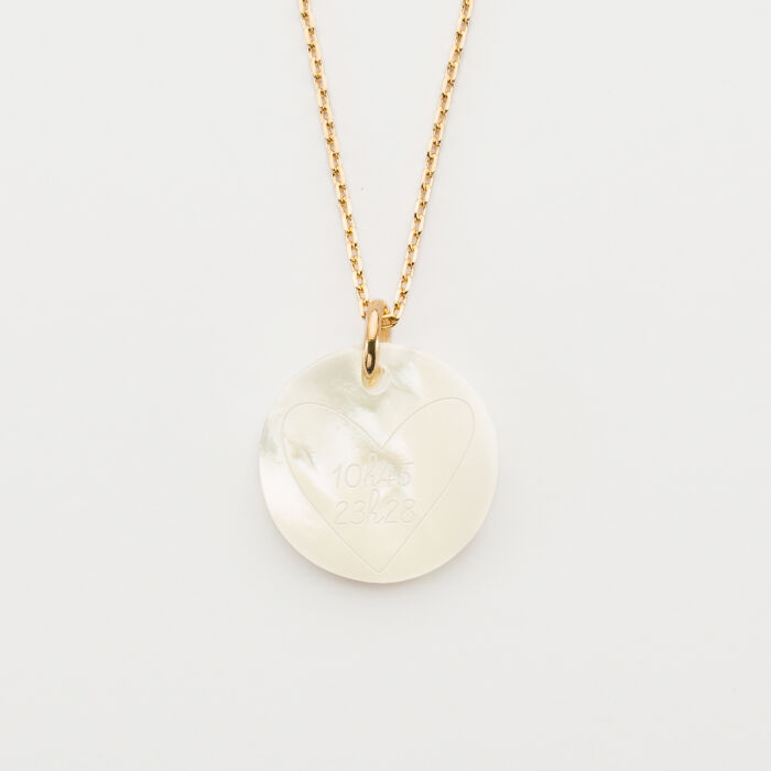 Pendentif plaqué or personnalisé médaille gravée nacre 19 mm - HappyBulle x Mon petit Léon - 10h45 23h28