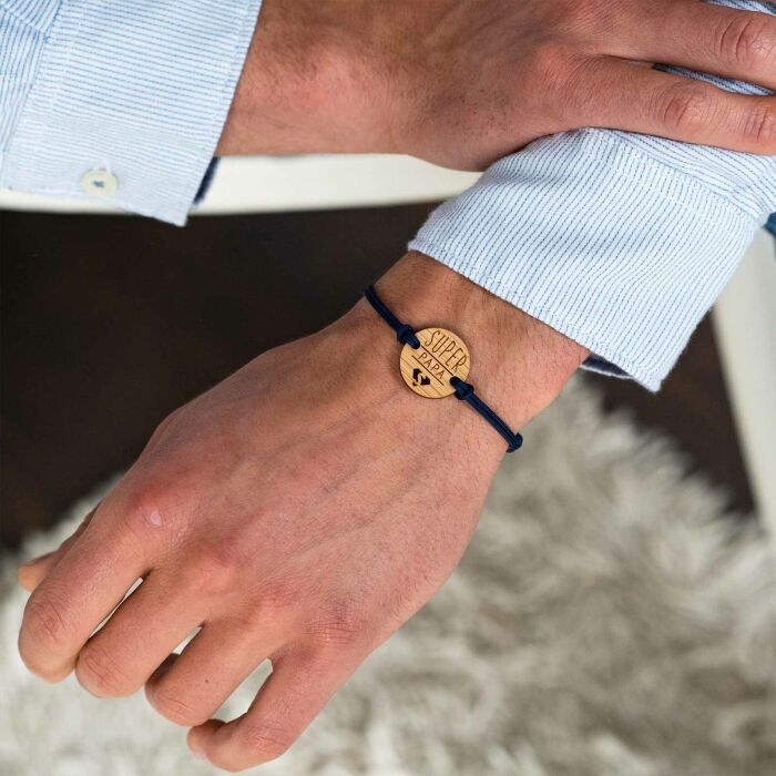 Bracelet Papa homme médaille gravée bois ronde 21 mm - Edition spéciale "Papa super héros" - porté
