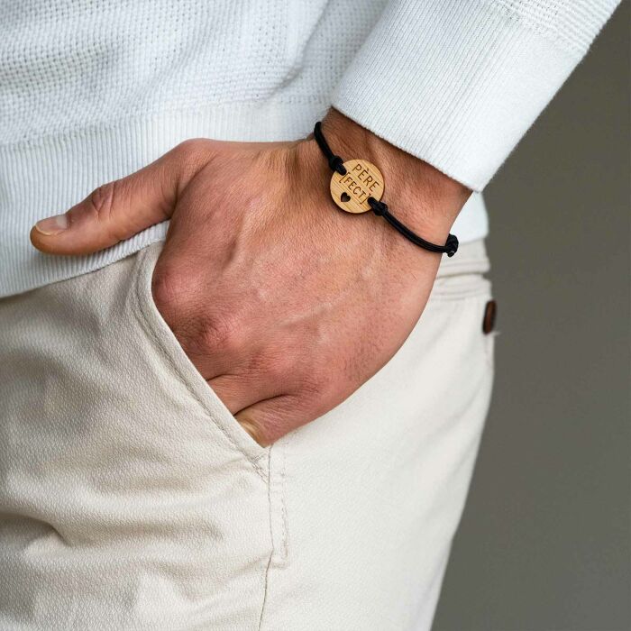 Bracelet homme médaille gravée bois ronde 21 mm - Edition spéciale "Père fect" - porté 2
