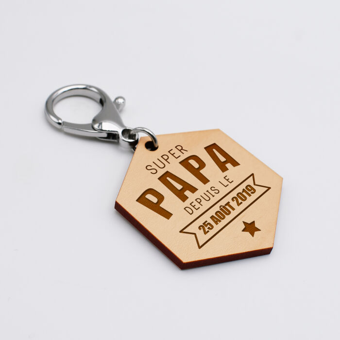 Porte-clés personnalisé gravé bois médaille hexagone 52x45 mm - "Super papa depuis" - illustration 2