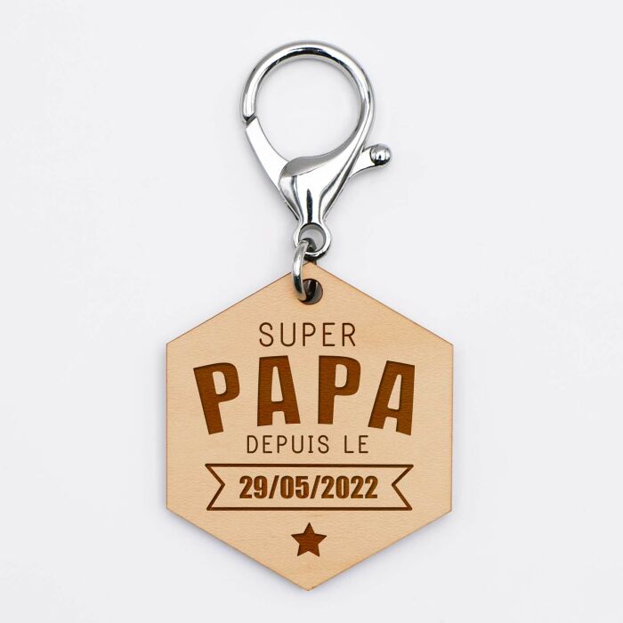 Porte-clés personnalisé gravé bois médaille hexagone 52x45 mm - "Super papa depuis" - illustration