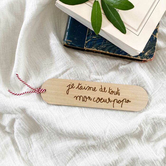 Marque page personnalisé bois gravé avec cordon marin tressé - ambiance