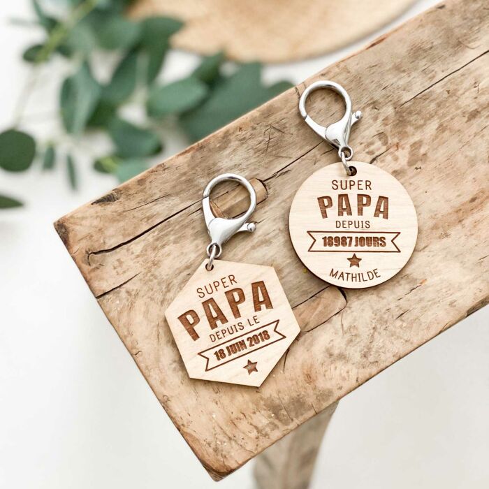 Porte-clés personnalisé gravé bois médaille hexagone 52x45 mm - "Super papa depuis" - duo ambiance