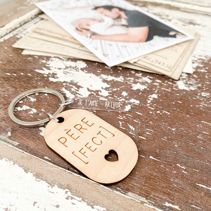 Porte-clés "Père fect" personnalisé gravé bois médaille ovale 55x35 mm et breloque acrylique 40x8 mm - je t'aime