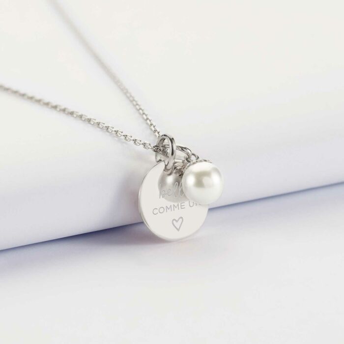 Pendentif personnalisé médaille gravée argent 15 mm et breloque perle nacre 10 mm - illustration