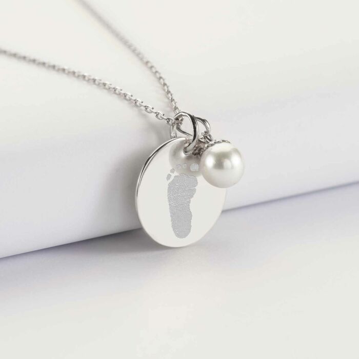 Pendentif personnalisé médaille gravée argent 19 mm et breloque perle nacre 10 mm - empreinte pied
