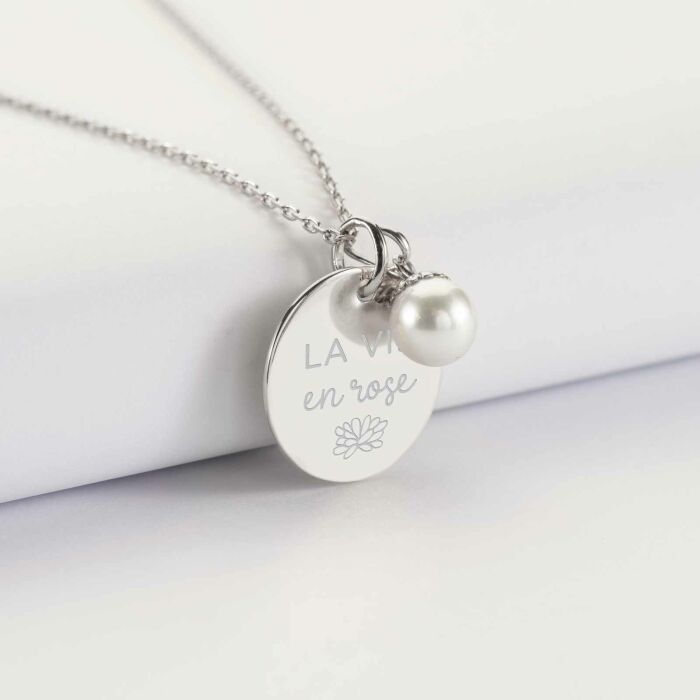 Pendentif personnalisé médaille gravée argent 19 mm et breloque perle nacre 10 mm - illustration