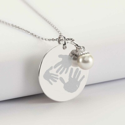Pendentif personnalisé médaille gravée argent 27 mm et breloque perle nacre 10 mm - empreintes mains