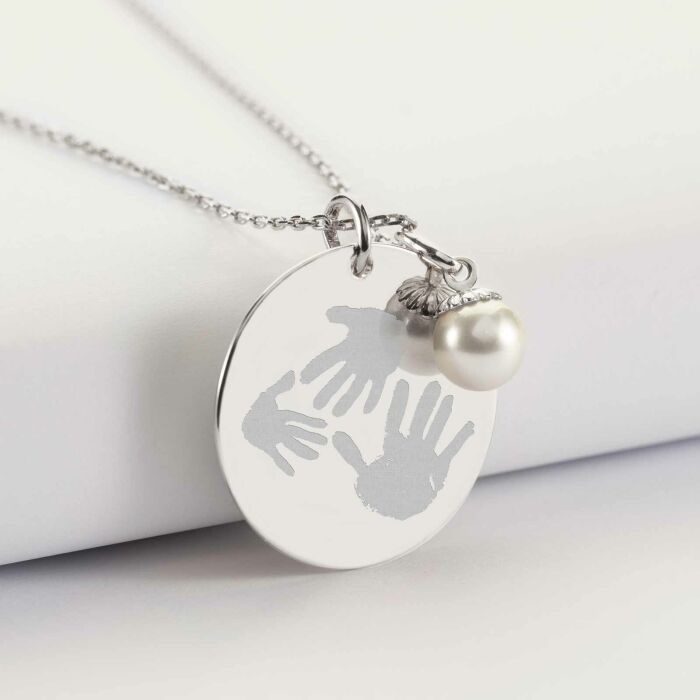 Pendentif personnalisé médaille gravée argent 27 mm et breloque perle nacre 10 mm - empreintes mains