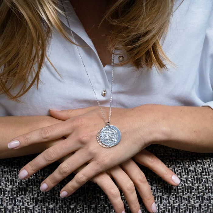 Pendentif personnalisé médaille gravée argent 27 mm et breloque arabesque - porté