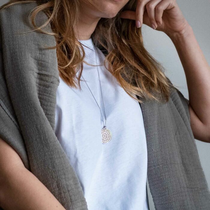 Pendentif personnalisé médaille gravée argent 27 mm et breloque arabesque - collier argent