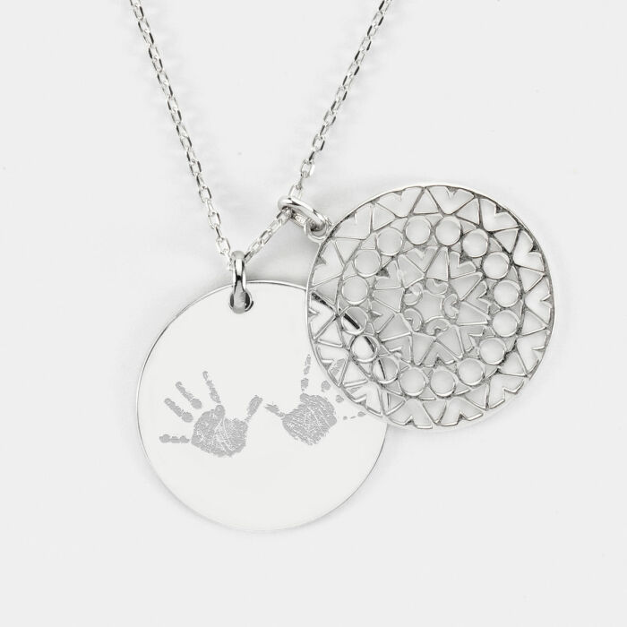 Pendentif personnalisé médaille gravée argent 27 mm et breloque arabesque - empreintes mains