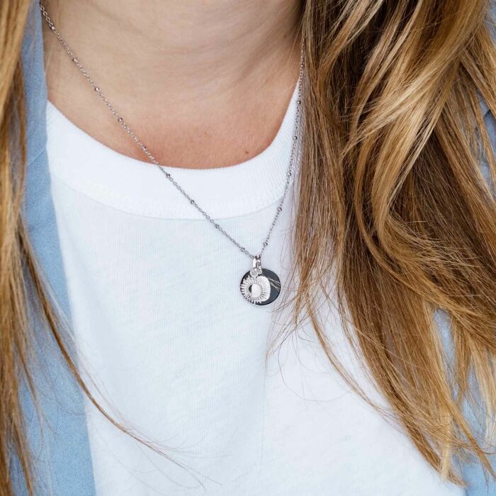 Pendentif personnalisé médaille gravée argent 15 mm et breloque soleil 10 mm - collier empreinte