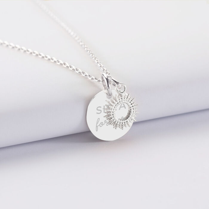 Pendentif personnalisé médaille gravée argent 15 mm et breloque soleil 10 mm - illustration femme