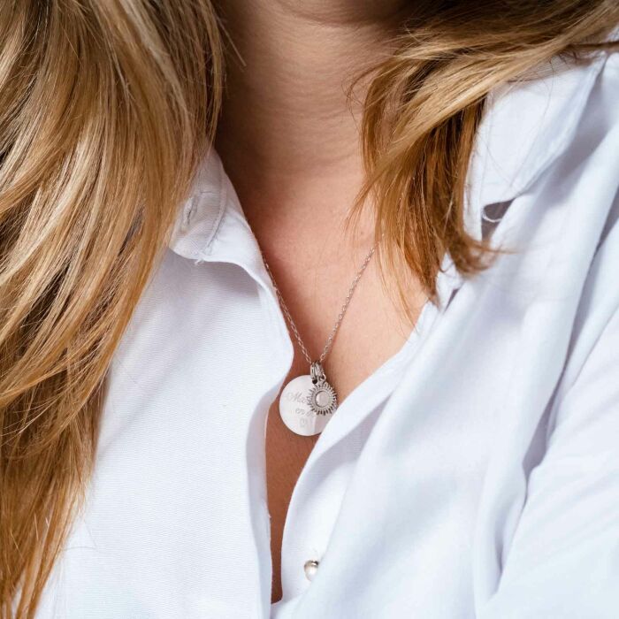Pendentif personnalisé médaille gravée argent 19 mm et breloque soleil 10 mm - texte gravé