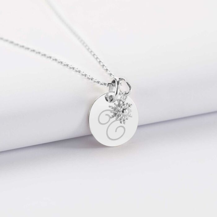Pendentif personnalisé médaille gravée argent 15 mm et breloque étoile brillante 6 mm - illustration initiale